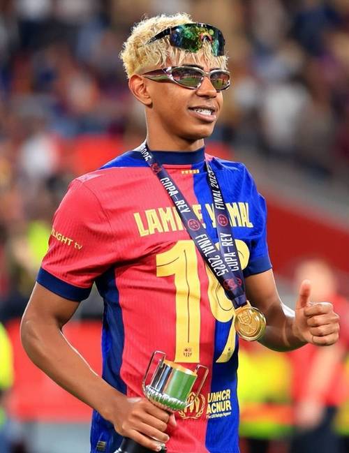 名宿：尼科-帕斯像托蒂，他是意甲最好的球员理应回皇马效力（名宿盛赞尼科-帕斯堪比托蒂：意甲最佳，理应回归皇马）