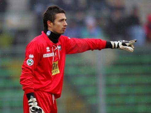 足球西甲豪门密集赛程崩盘，队内伤病潮袭来（密集赛程拖垮西甲豪门，伤病潮席卷全队）