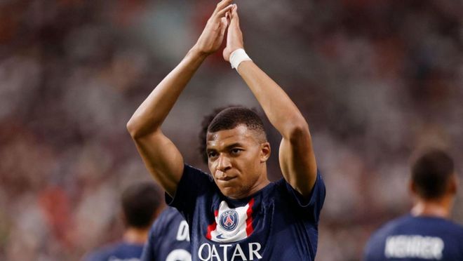 英超半场：西蒙斯传射，里沙利松破门，热刺2-0布伦特福德（英超半场战报：西蒙斯一传一射，里沙利松建功，热刺2-0领先布伦特福德）