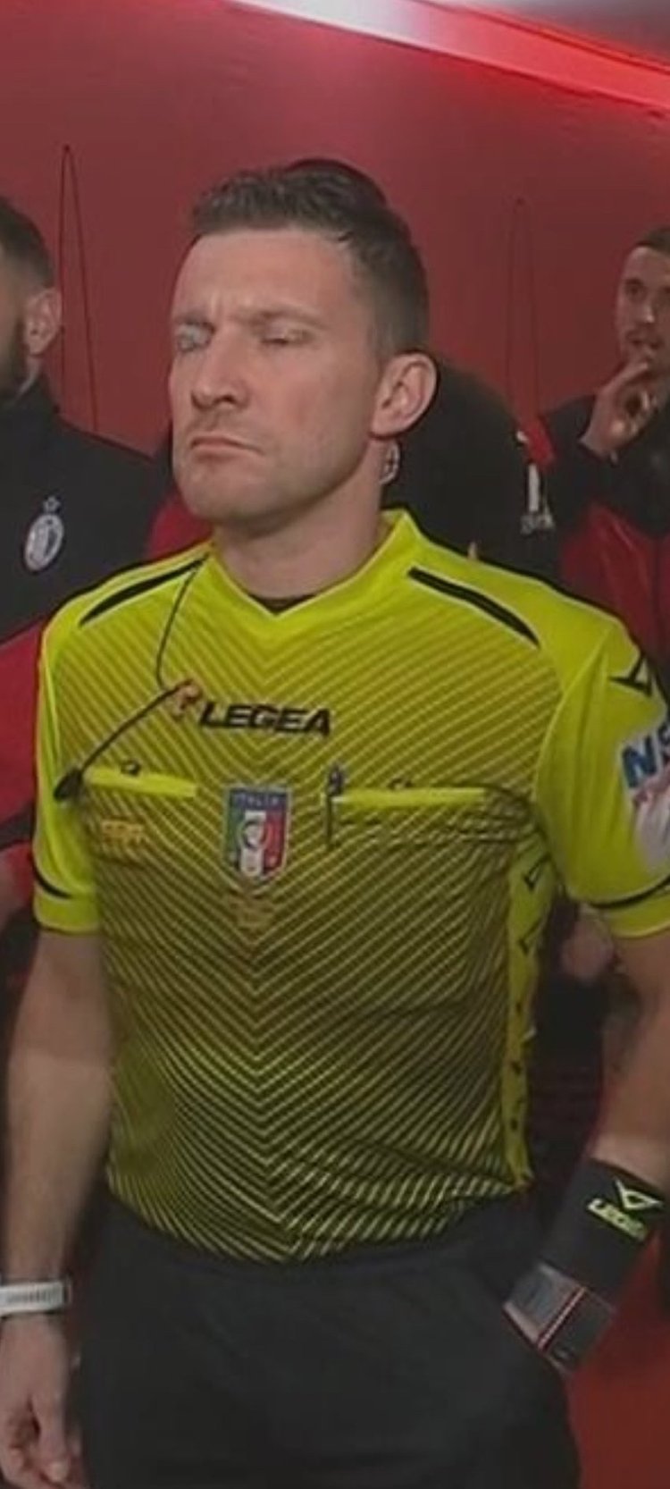 37岁库里太疯狂！刷新NBA过去79年三分纪录，勇士却吞三连败（37岁库里狂刷纪录：改写NBA79年三分历史，勇士却陷三连败）